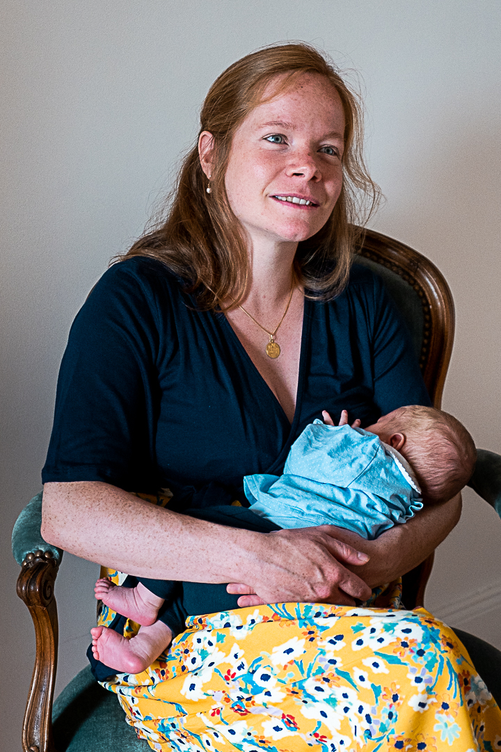 maman qui allaite son nourrisson