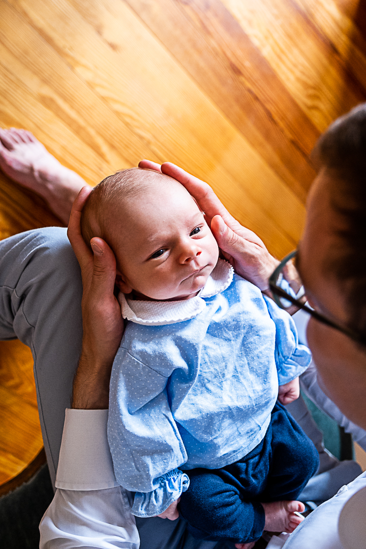 bébé qui regarde son papa
