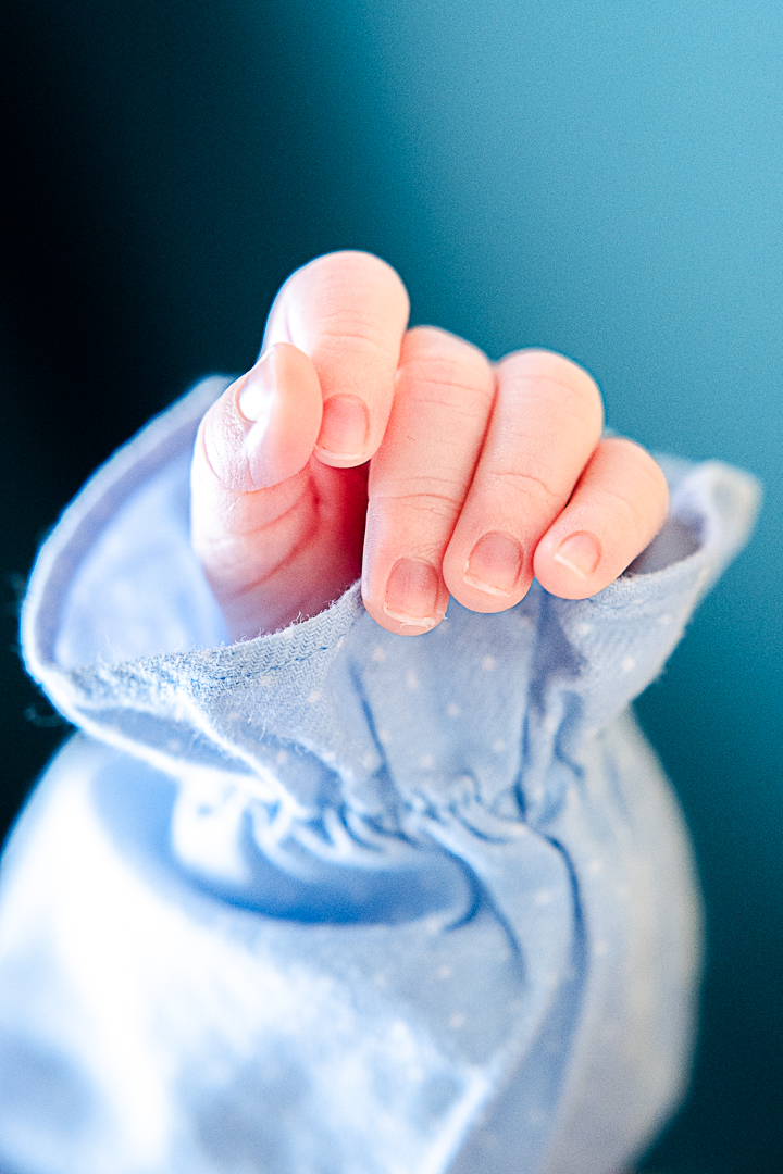 main de bébé bleu