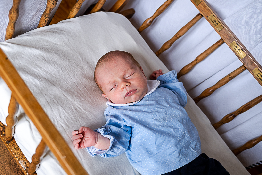 bébé dans son berceau