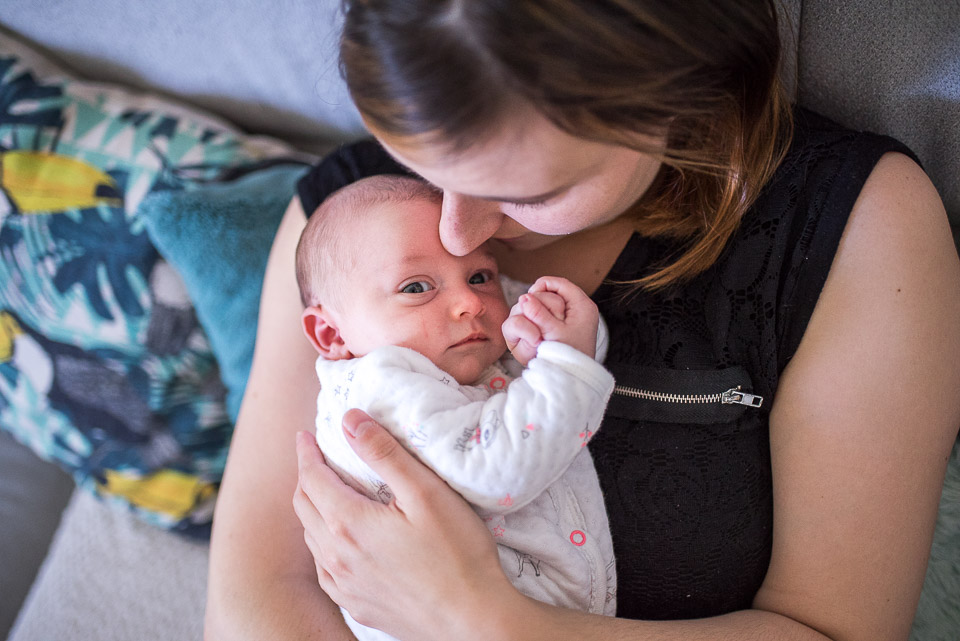 bébé rassuré contre maman