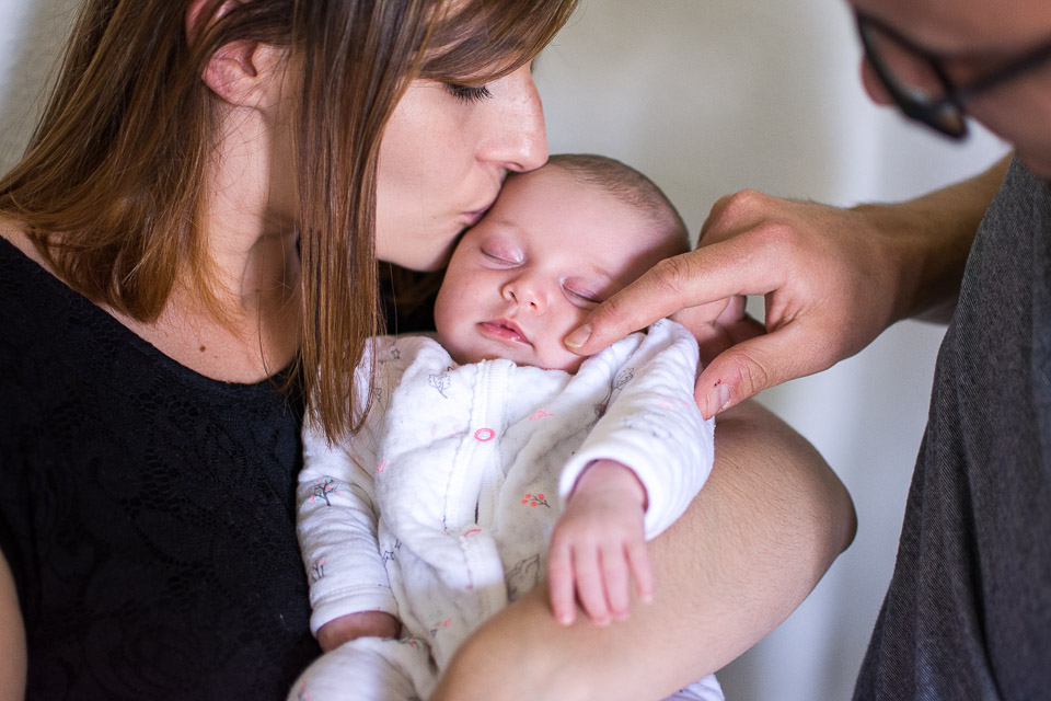 bisou et caresse parents-bébé