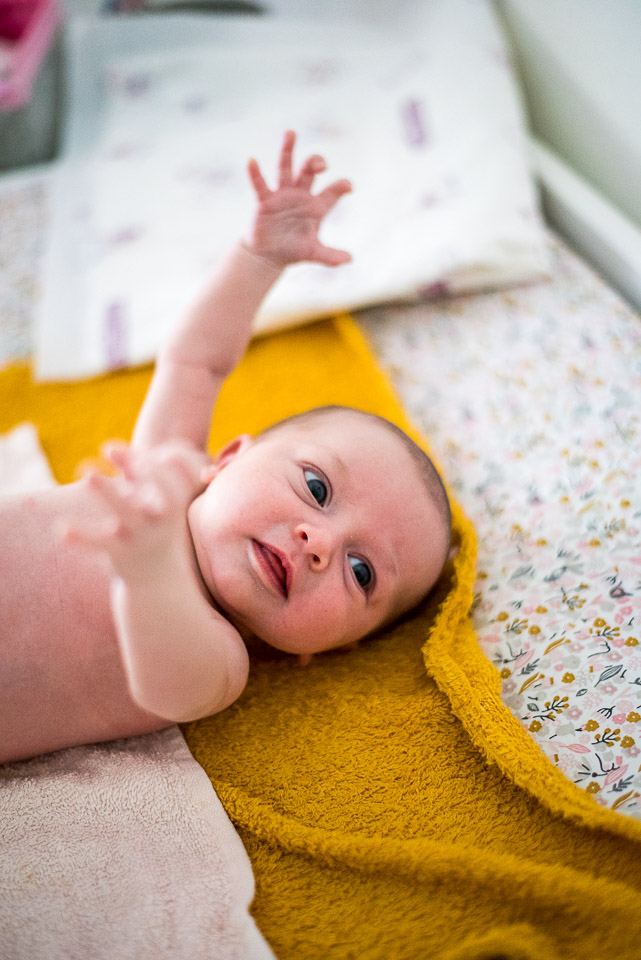 portrait bébé sur table à langer