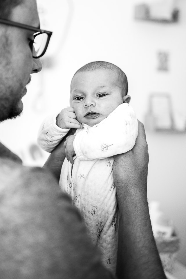 bébé dans les bras de papa