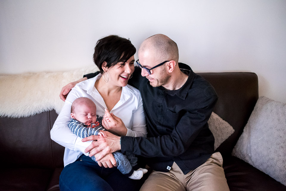 joie des parents avec leur bébé