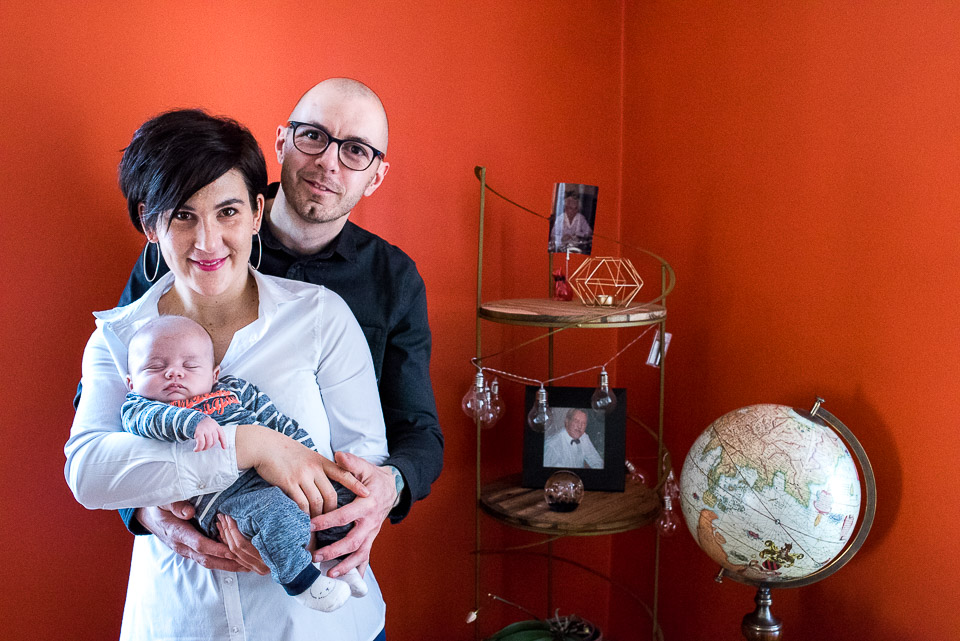 photo de famille créative pour faire-part de naissance dans la décoration de la maison