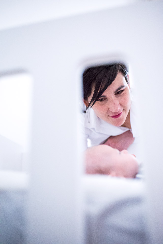 maman regarde bébé dans son berceau